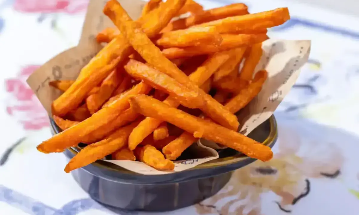 Frites de patate douce dorées et croustillantes, parfaites pour une recette facile et savoureuse.