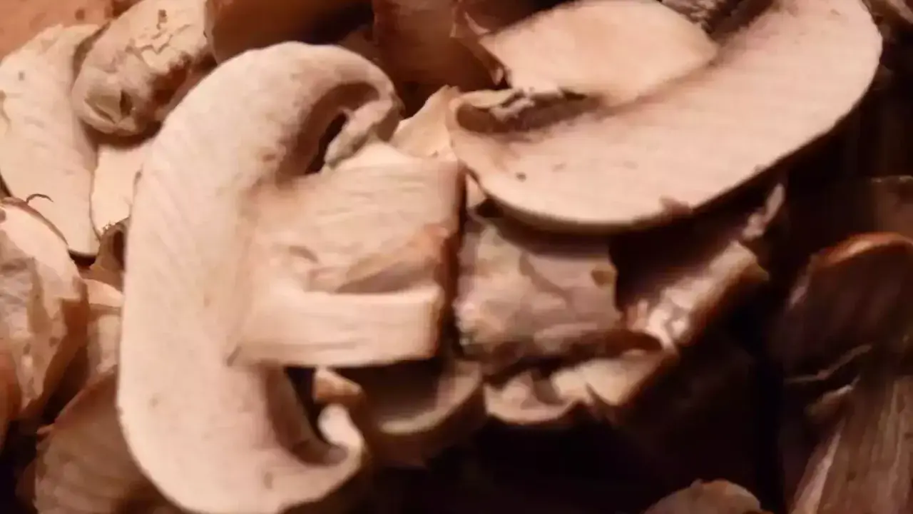 Champignons coupés en lamelles, prêts pour une recette de champignons à la grecque.