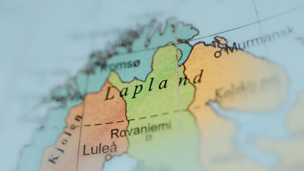Mapa pokazuje, gdzie jest Laponia, z zaznaczonymi miastami jak Rovaniemi i Murmańsk.