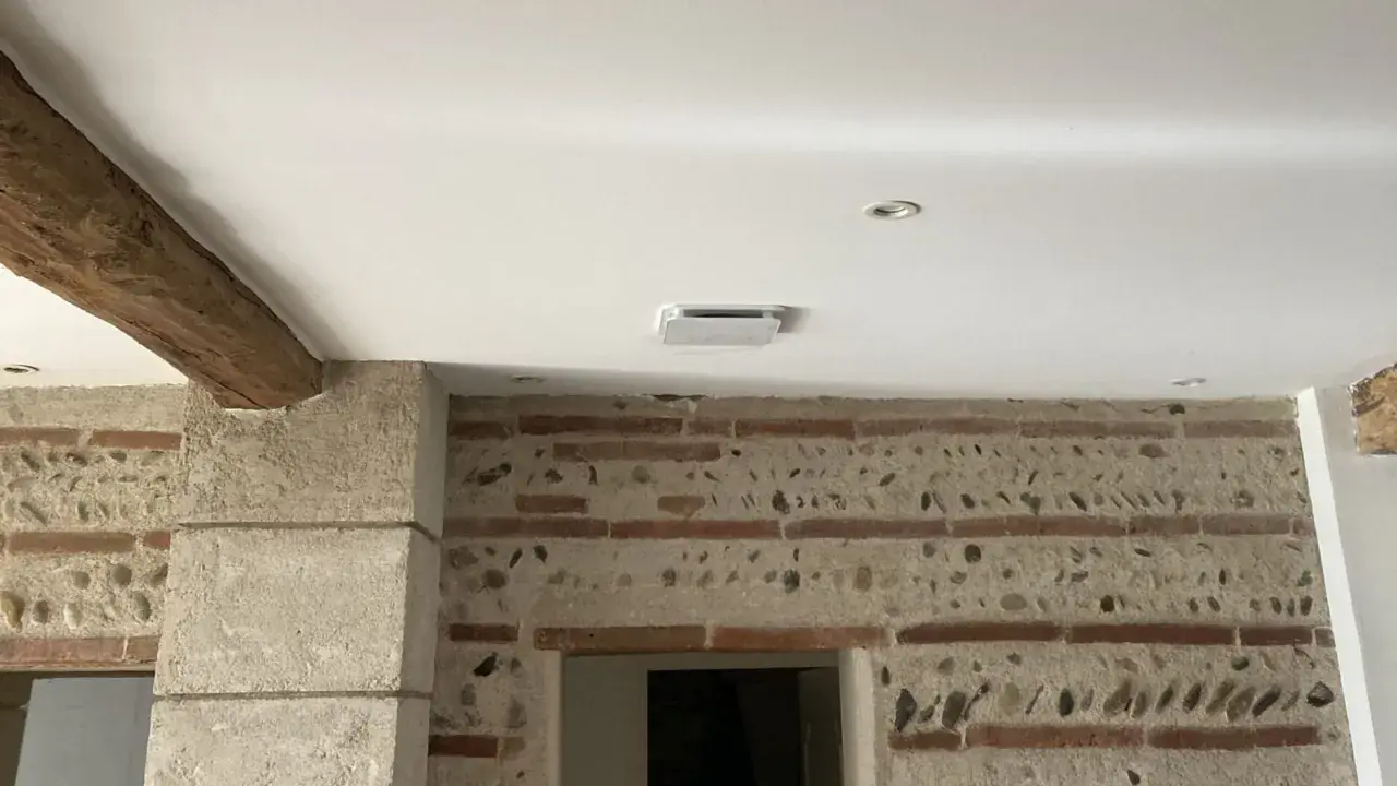 Un nouveau VMC est installé au plafond. Combien de temps pour changer une VMC ? Cela dépend de l'accès et du modèle.