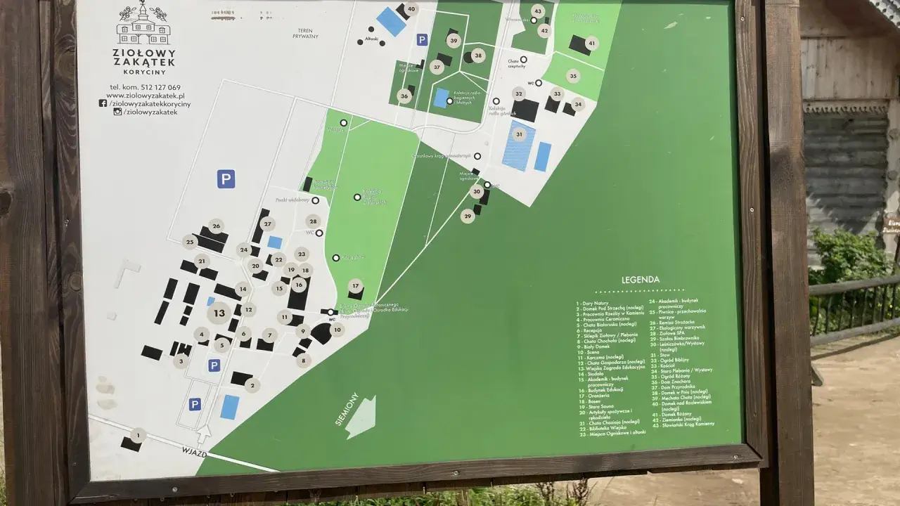 Mapa z zaznaczonymi **ciechanowiec atrakcje** w Ziołowym Zakątku Koryciny. Widoczne budynki, ogrody, stawy i inne punkty.