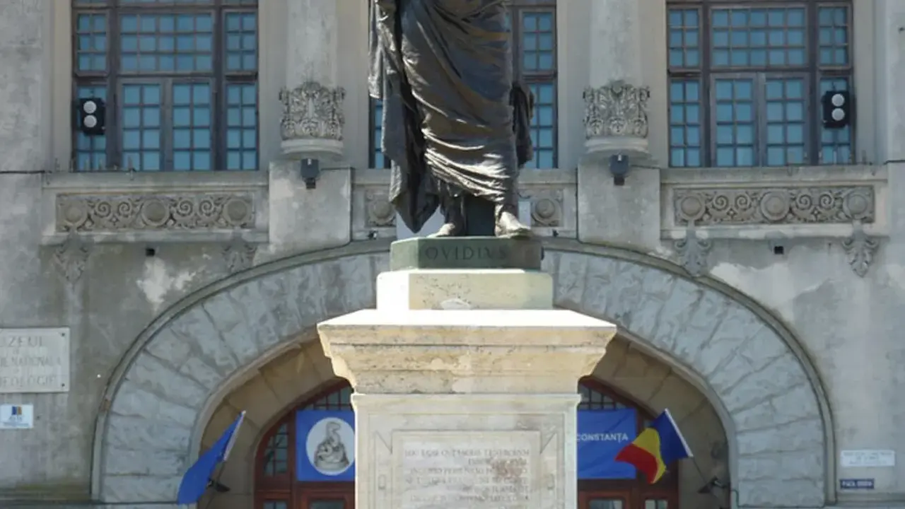 Pomnik Ovidiusza, rzymskiego poety, autora sztuki kochania, przed budynkiem Muzeum Historii Narodowej i Archeologii w Konstancy.