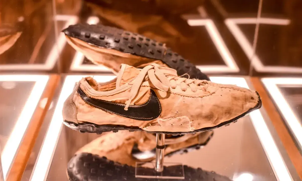 Pierwsze buty Nike, lekko zniszczone, z charakterystycznym czarnym logo.