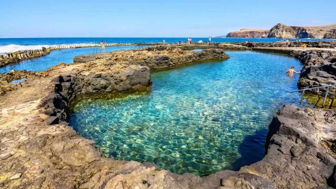 Piscinas naturales de aguas cristalinas en Gran Canaria que ver. Un paraíso para disfrutar del mar y el sol.