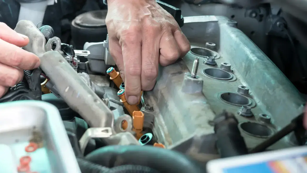Mecánico instala inyectores. El ruido traqueteo motor diésel podría ser por esto.