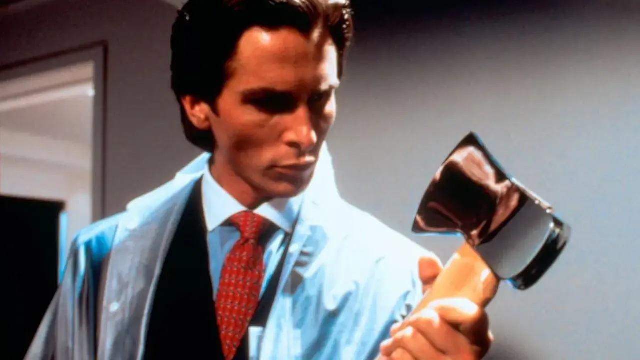 Patrick Bateman, den amerikanska psyko, håller en yxa.
