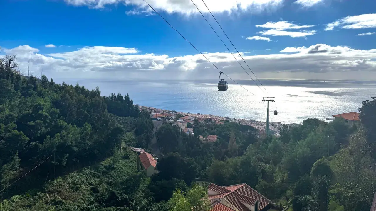 Seilbahn über Monte Madeira mit Blick auf das Meer und die Stadt.