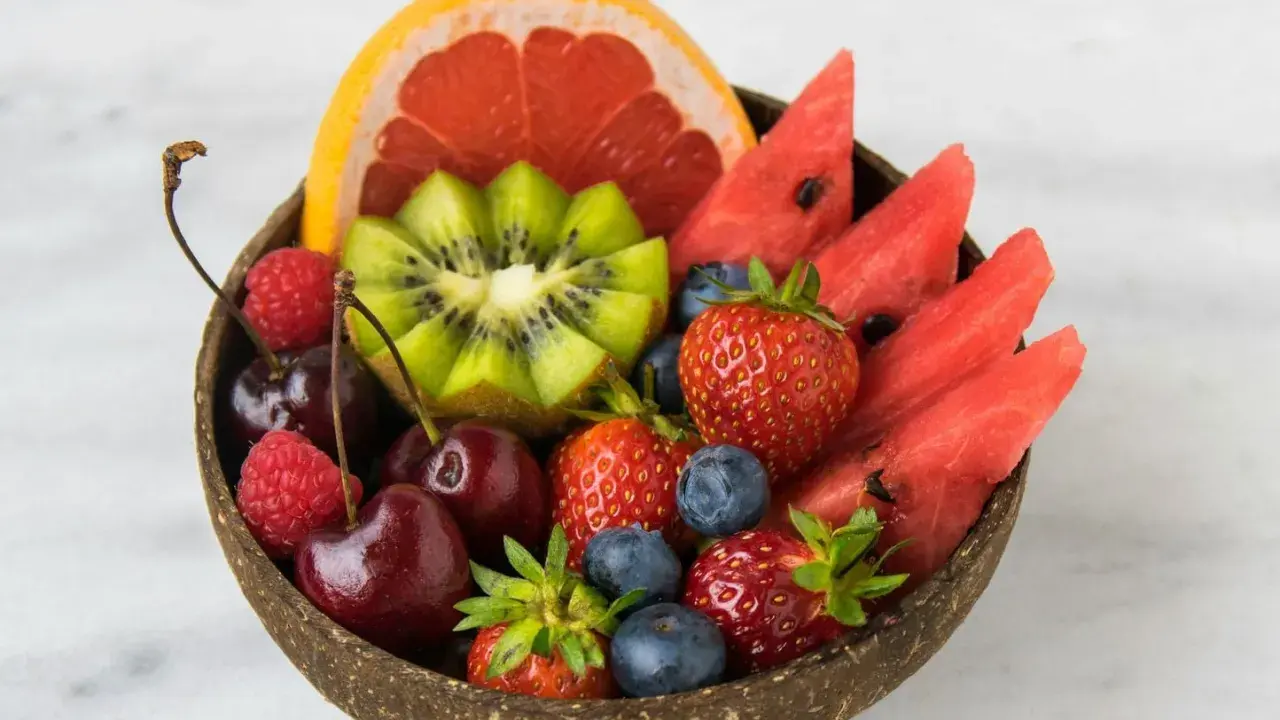 Un bol de fruits frais : fraises, myrtilles, cerises, kiwi, pastèque et pamplemousse. Un délice pour un régime fruit, combien de kilos perdu ?