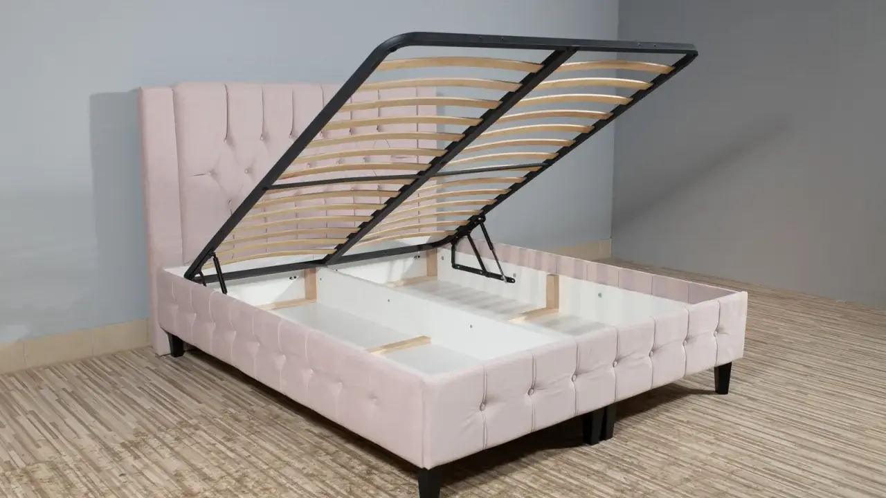 Cama canapé rosa con somier elevable, ideal para almacenar. La diferencia entre canapé y somier es el espacio de almacenamiento oculto.