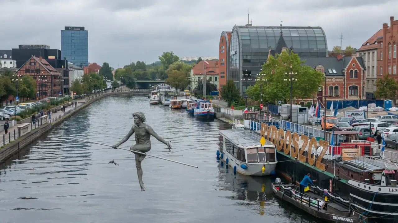 Bydgoszcz oferuje nietypowe atrakcje, jak rzeźba na linie nad Brdą, statki wycieczkowe i zabytkowa zabudowa.