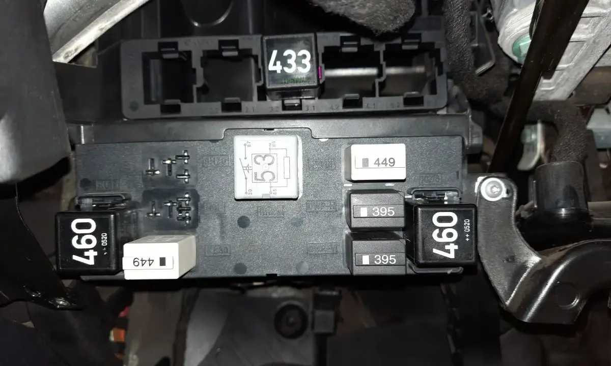 Audi A3 8P bezpieczniki opis: widok na skrzynkę bezpieczników z przekaźnikami o numerach 433, 53, 449, 395 i 460.