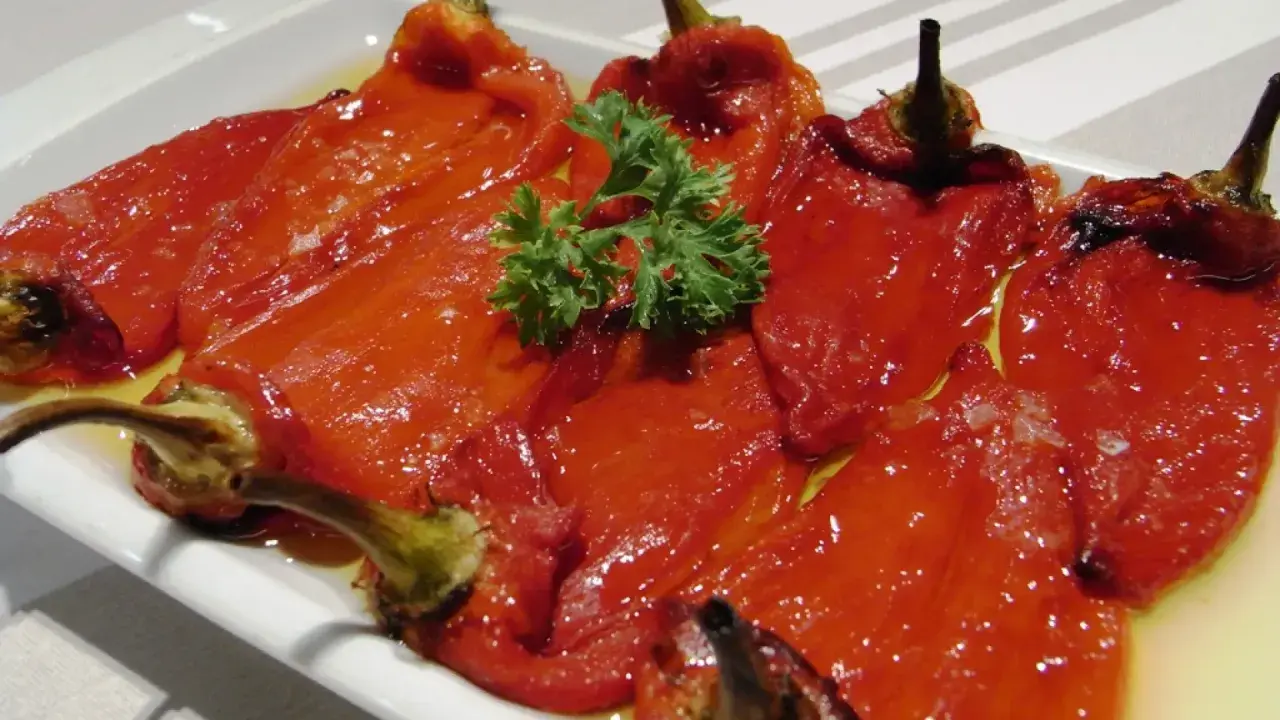 Pimientos asados en freidora de aire, tiernos y jugosos, servidos en una bandeja con perejil fresco.