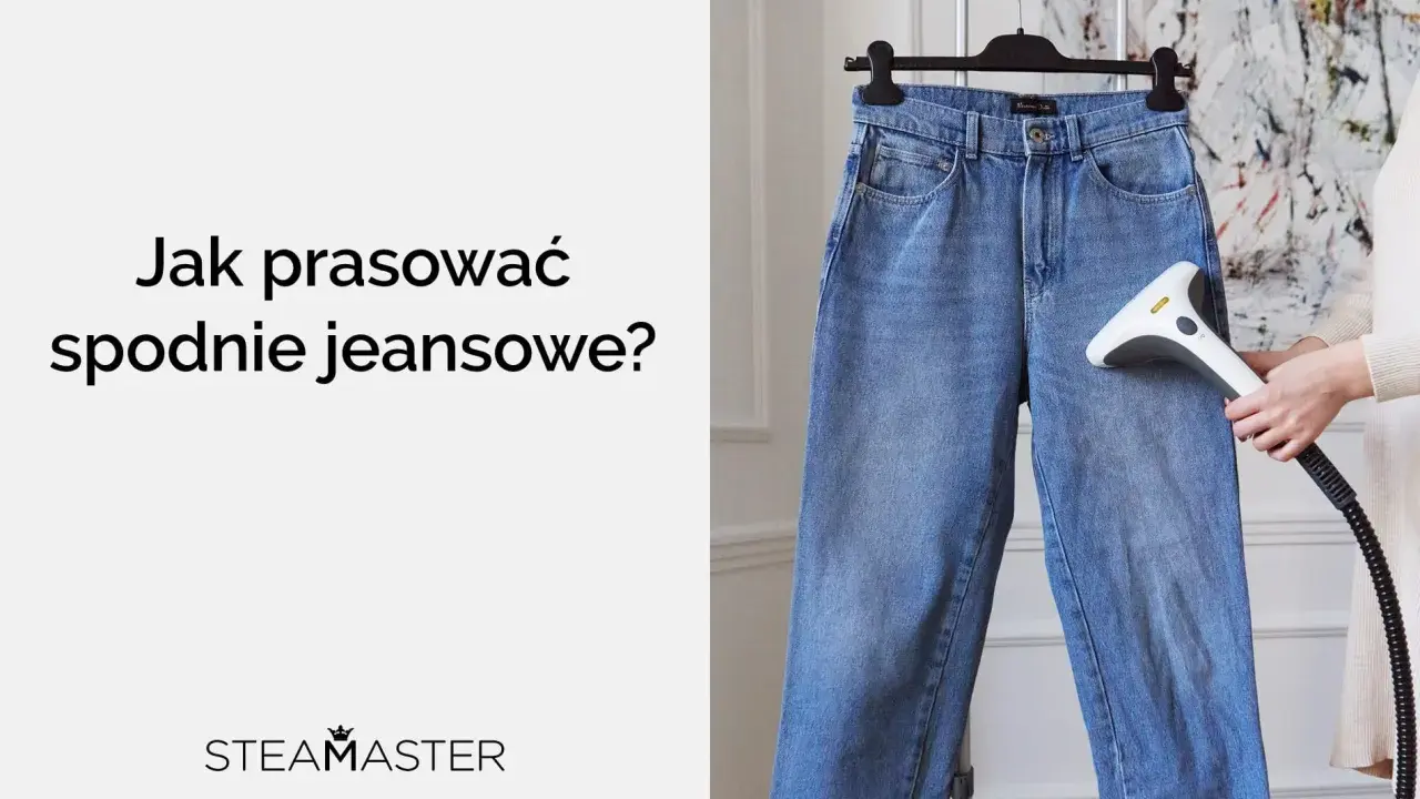 Jak prać jeansy? Para z urządzenia Steamaster usuwa zagniecenia z niebieskich spodni wiszących na wieszaku.