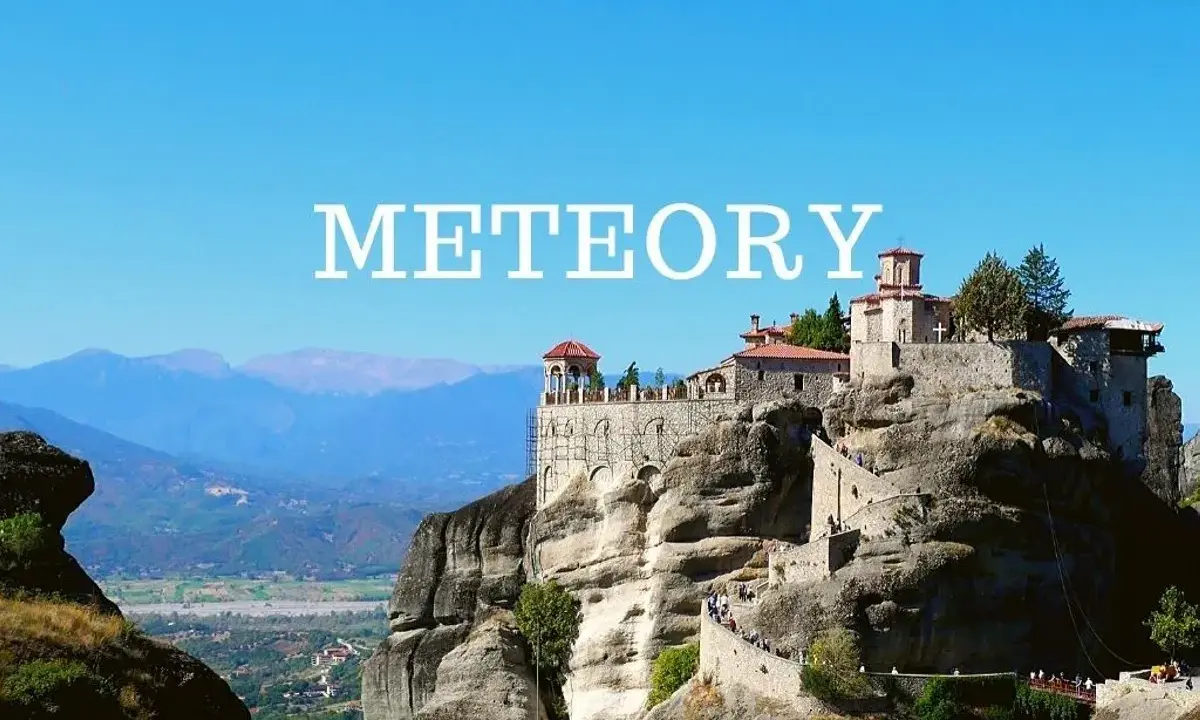 Niesamowite klasztory Meteory w Grecji, wznoszące się na skalnych kolumnach. Widok zapiera dech w piersiach.