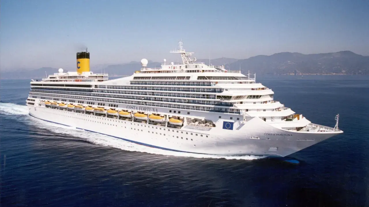 Costa Fortuna, nave da crociera costruita nel 2003, solca le acque blu con la sua imponente sagoma.