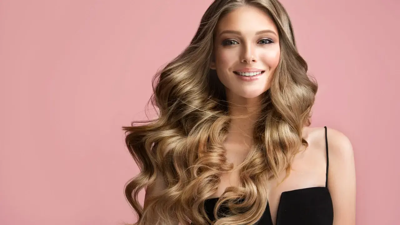 Radiante novia con pelo suelto con ondas para boda, cabello rubio dorado y sonrisa cautivadora.