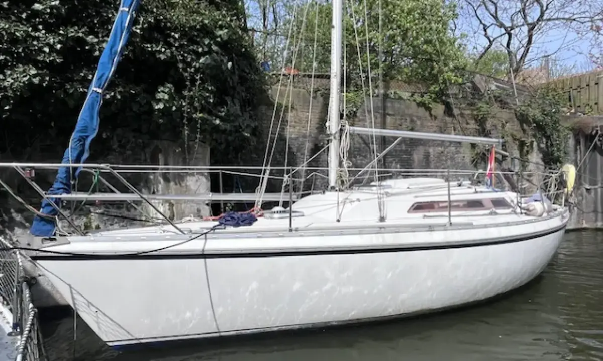 Voilier blanc amarré, prêt pour l'aventure. Fiche technique Jeanneau Aquila à découvrir.