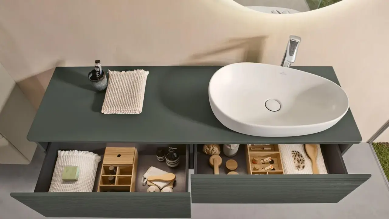 Was braucht man im Badezimmer? Ein Waschbecken, Seife, Bürsten und Kosmetik sind ordentlich in den Schubladen verstaut.