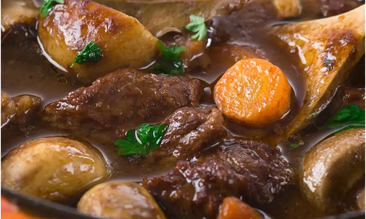 Un plat mijoté de bœuf, carottes et pommes de terre, parfait pour accompagner quel vin pour boeuf bourguignon.