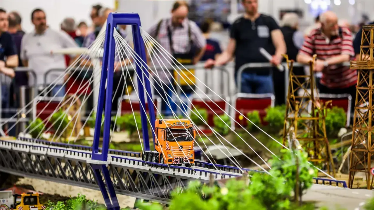 Miniatur-LKW überquert eine Hängebrücke, Teil einer beeindruckenden Anlage für das Dortmund Modellbau.