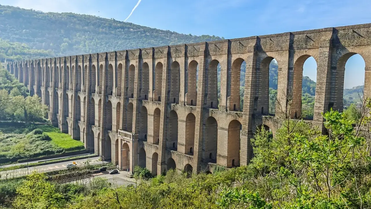 Acquedotto Carolino, un'imponente opera architettonica, da vedere se cerchi cosa fare a Caserta.