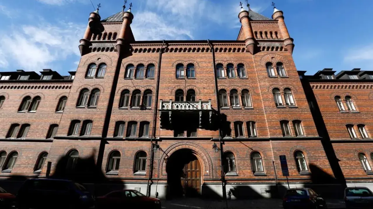 Imponerande tegelbyggnad med torn, kanske där var prinsessan Madeleine bor.