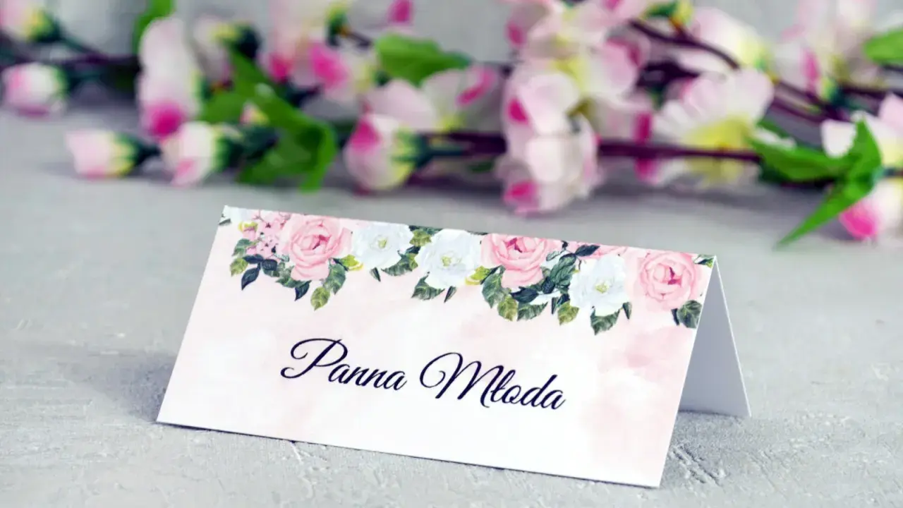 Eleganckie winietki na stół weselny z motywem różowych i białych róż. Idealne do oznaczenia miejsca Panny Młodej.