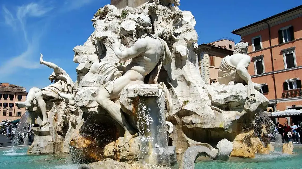 Fontana dei Quattro Fiumi a Piazza Navona, un capolavoro barocco. Curiosità: il fiume Nilo copre gli occhi per non vedere la chiesa di Borromini.