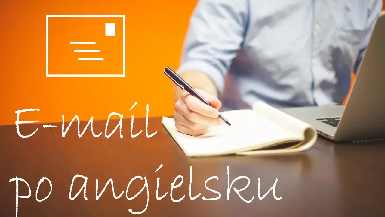 Uczysz się pisać e-maile po angielsku? Na zdjęciu osoba pisze w notatniku, obok laptop.
