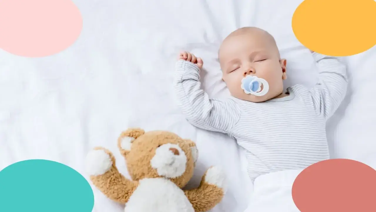 Bebé de 1 mes duerme plácidamente con su osito. ¡Sueño profundo toda la noche!