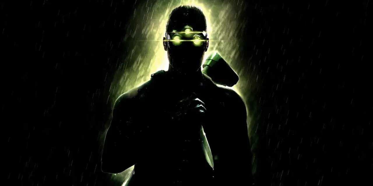 Sam Fisher w okularach noktowizyjnych, z nożem i pistoletem, w deszczu. Zapowiedź Splinter Cell Remake.