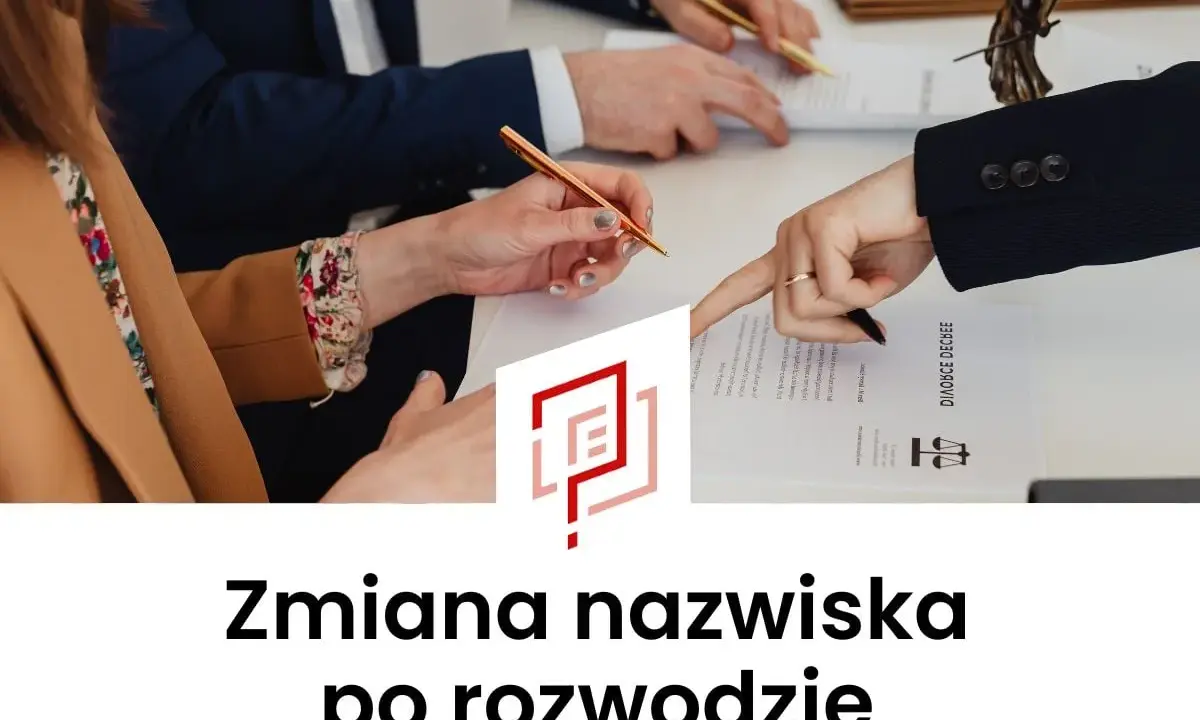 Dwie osoby przy stole podpisują dokumenty. Jedna z nich wskazuje palcem na dokument z napisem "DIVORCE DECREE". Zmiana nazwiska na panieńskie matki po rozwodzie.
