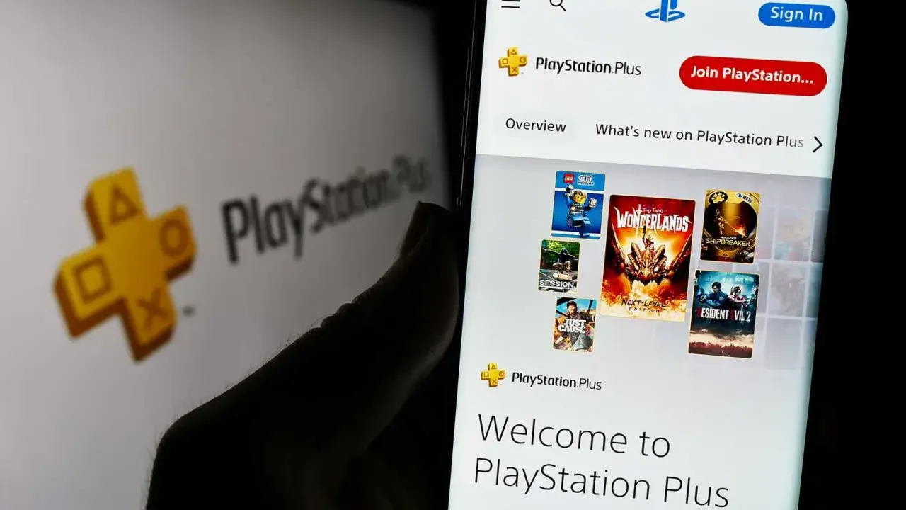 Na ekranie telefonu widoczne są różne rodzaje PS Plus, z grami i opcjami subskrypcji.