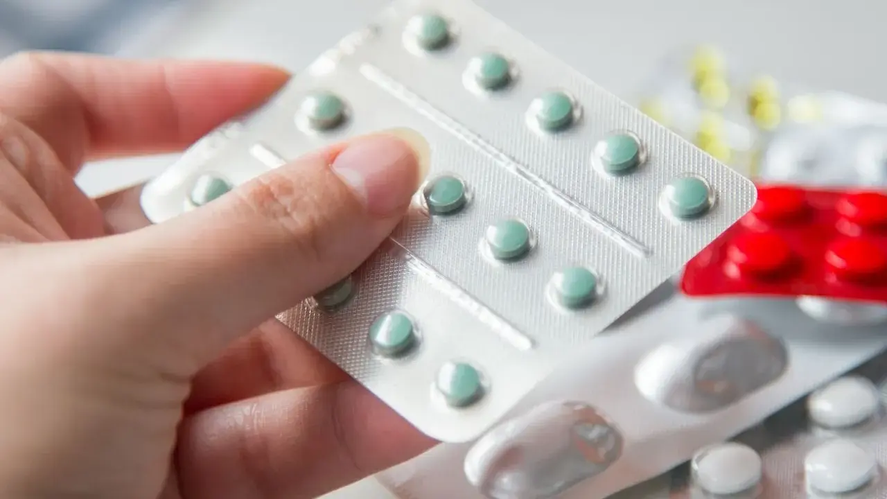 Dłoń trzyma opakowanie tabletek. Zastanawiasz się nad sertagen skutki uboczne?