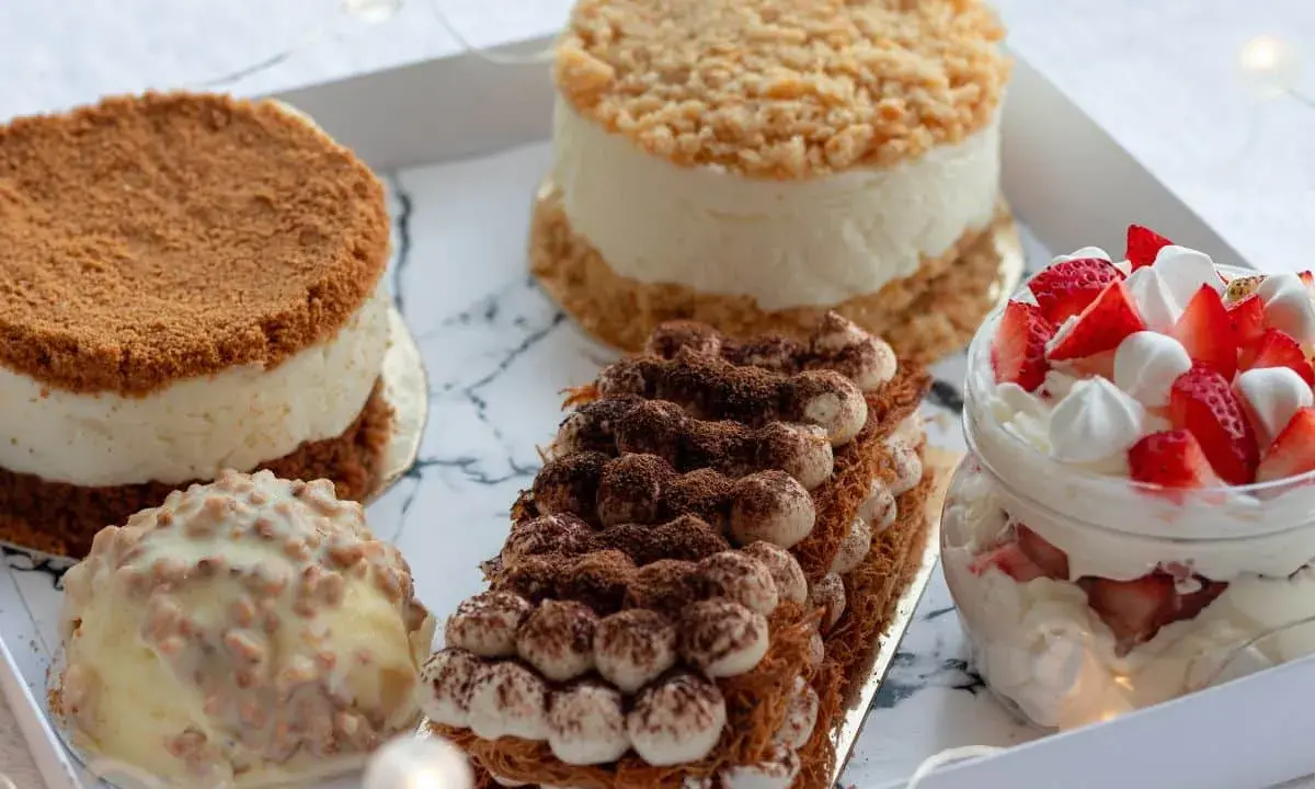 Plateau de pâtisseries variées, dont un tiramisu et une verrine aux fraises. Une belle spécialité de Limoges pour le plaisir des yeux et des papilles.