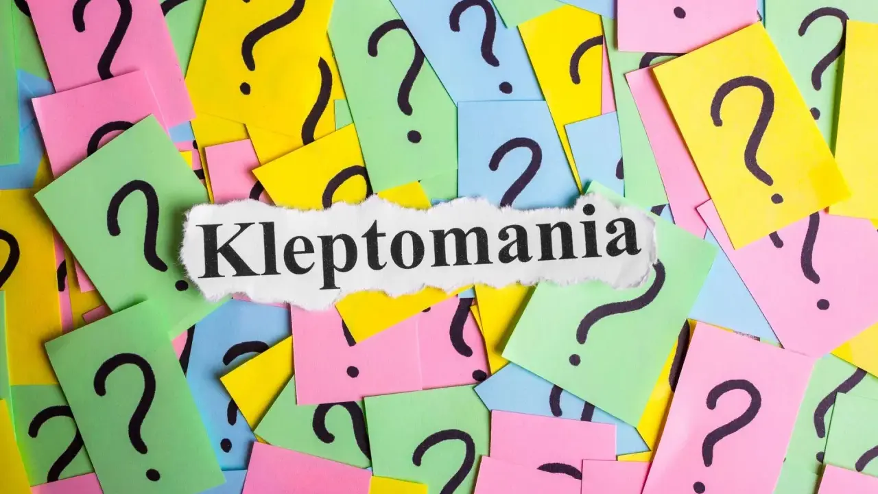 Pytajniki na kolorowych kartkach, a pośrodku wycinek z napisem "Kleptomania". Czy to pytanie o problem, czy jego objaw?