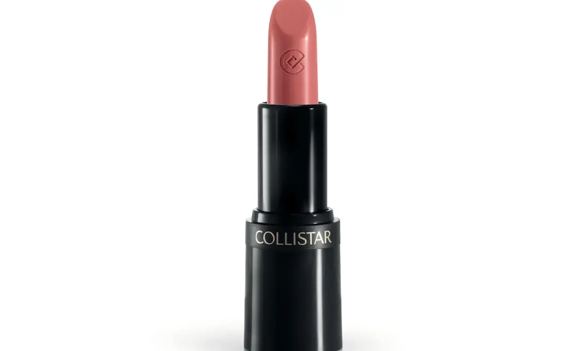 Rossetto Collistar in una tonalità pesca delicata, uno dei tanti splendidi colori rossetti disponibili.