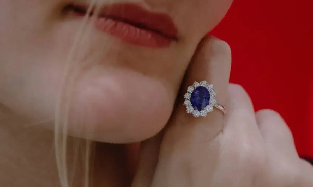 Anello con una splendida pietra azzurra, simbolo di saggezza e nobiltà, circondata da diamanti scintillanti.