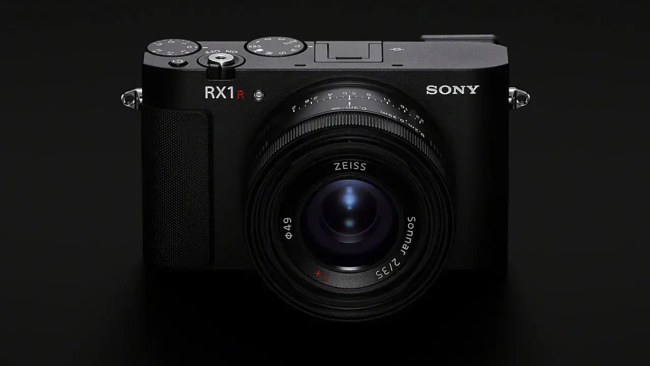 Elegancki aparat Sony RX1R III z obiektywem Zeiss Sonnar 2/35 mm, gotowy do uchwycenia wyjątkowych chwil.