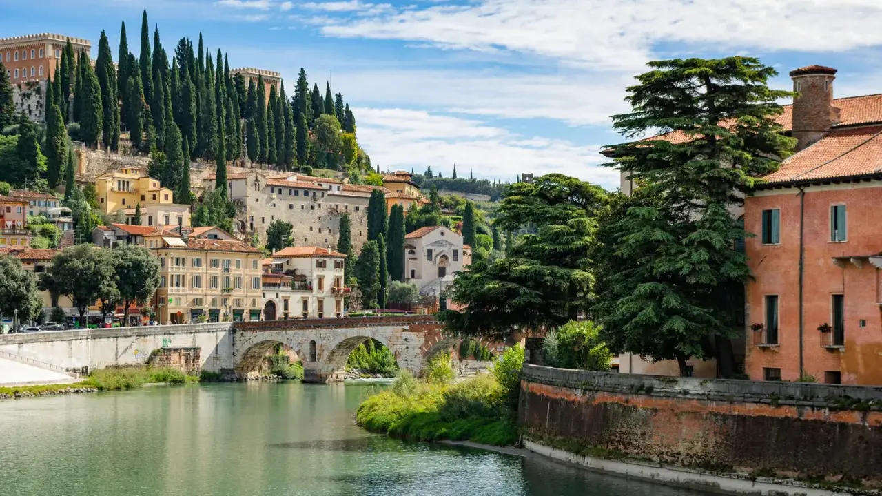 Verona: scorci pittoreschi sul fiume Adige, ponti storici e colline verdi. Un assaggio di cosa vedere a Verona e dintorni.