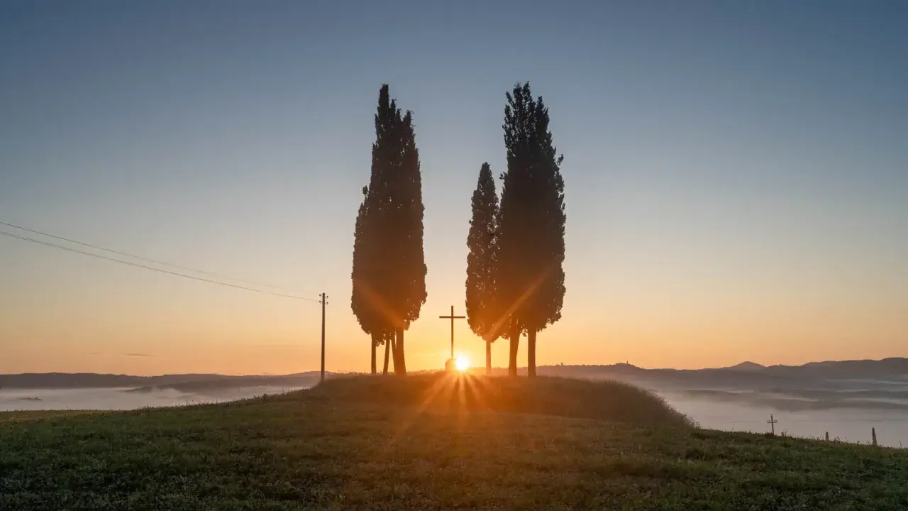 Alba in Toscana con cipressi e croce, un'immagine HDR a.