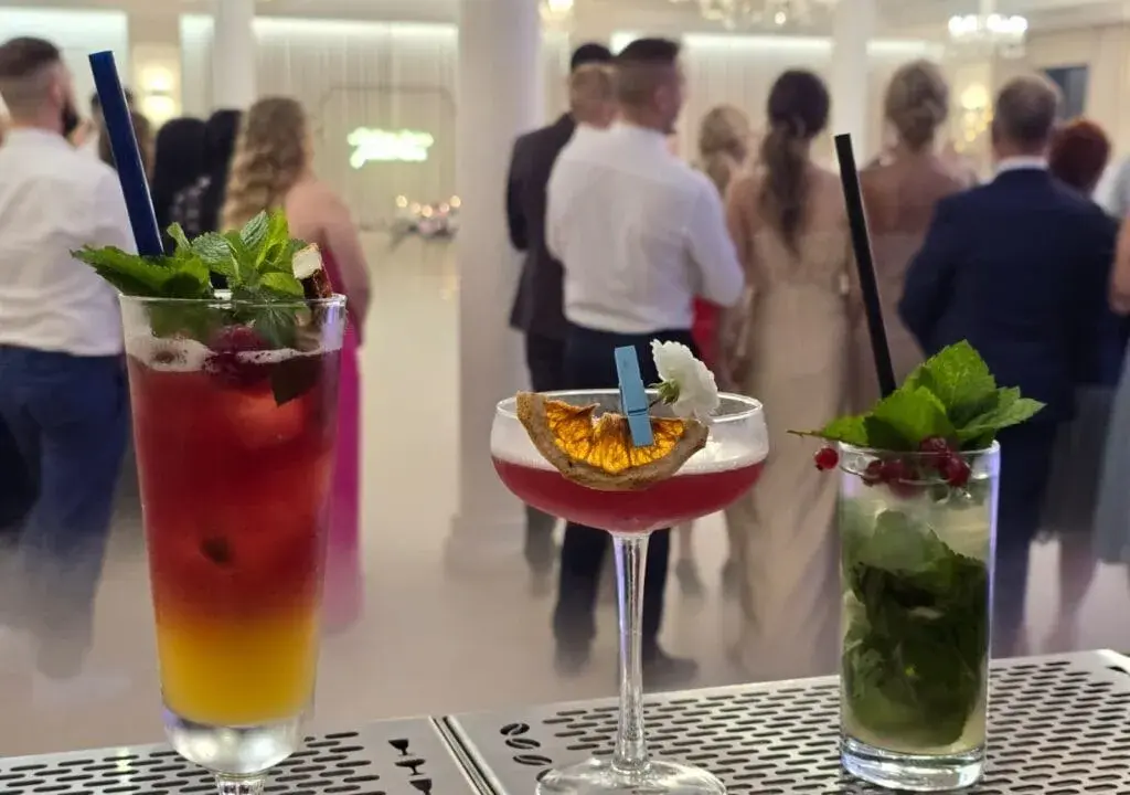 Idealne drinki na wesele: Trendy, przepisy, barman czy DIY?