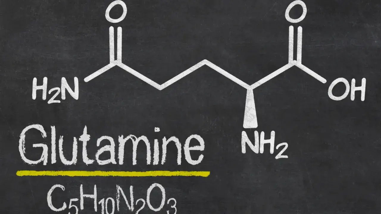 Wzór chemiczny L-glutaminy na tablicy.