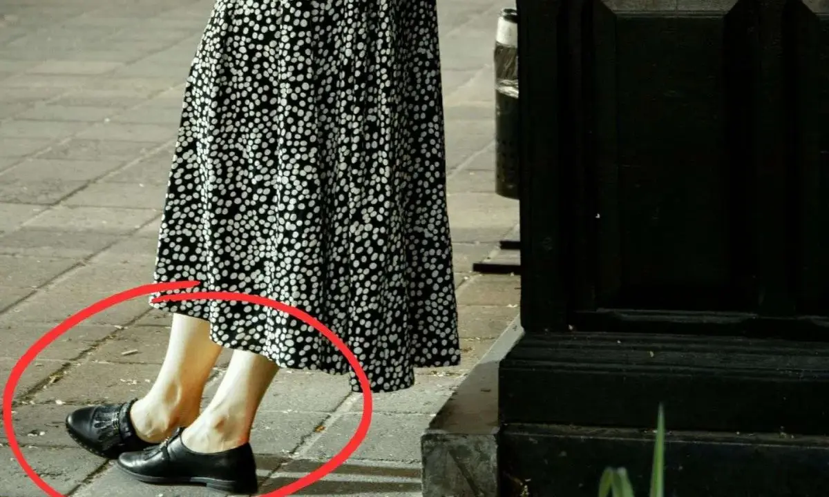 Elegancka sukienka midi w kropki i czarne mokasyny tworzą stylowe sukienka midi stylizacje na co dzień.