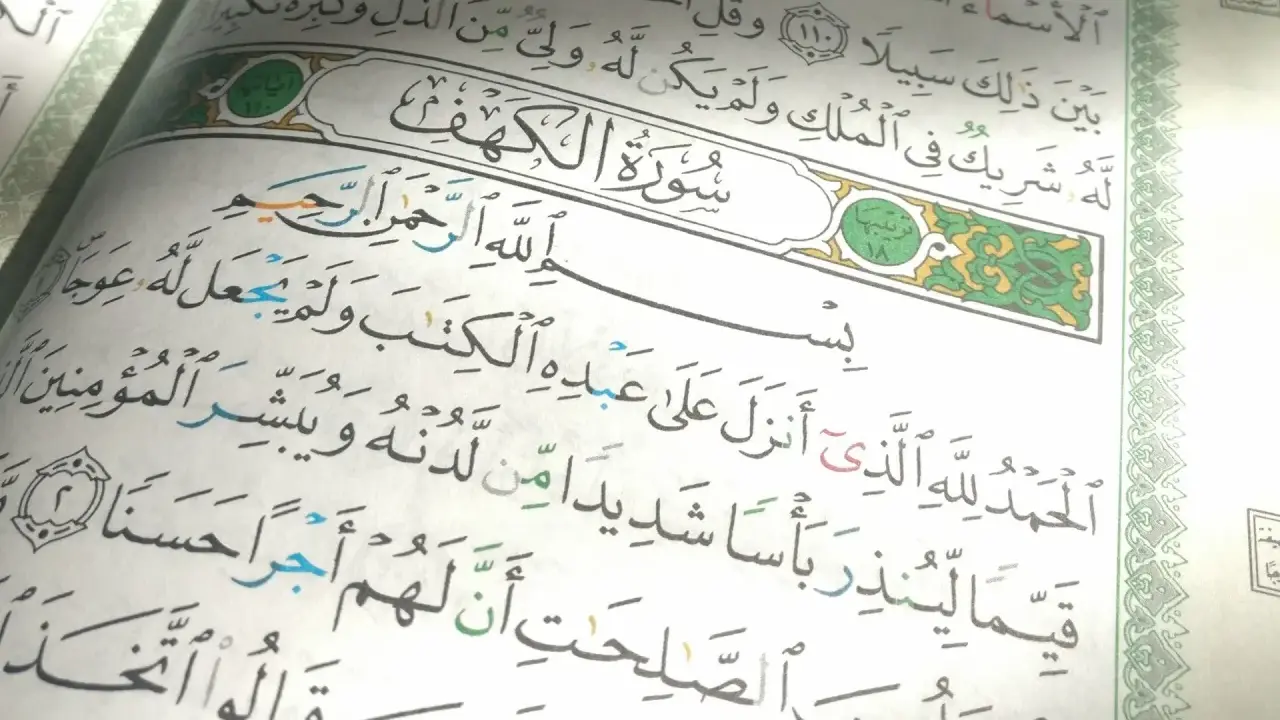 Sure, hier ist der Alt-Text auf Deutsch:

Sure Kahf, die letzten 10 Verse, mit arabischer Kalligraphie auf Papier.