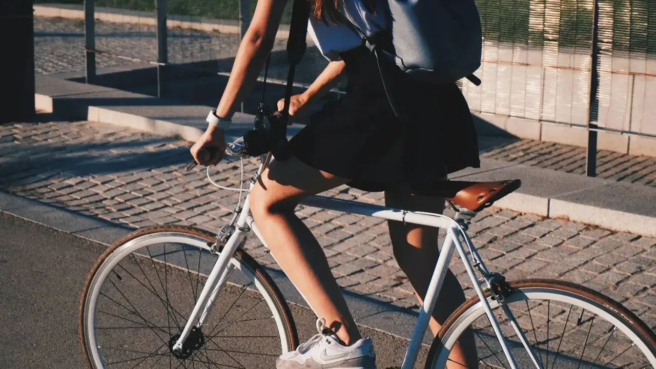 Dziewczyna na rowerze, kupno roweru bez umowy było świetnym pomysłem. Słońce, wolność i nowy jednoślad.