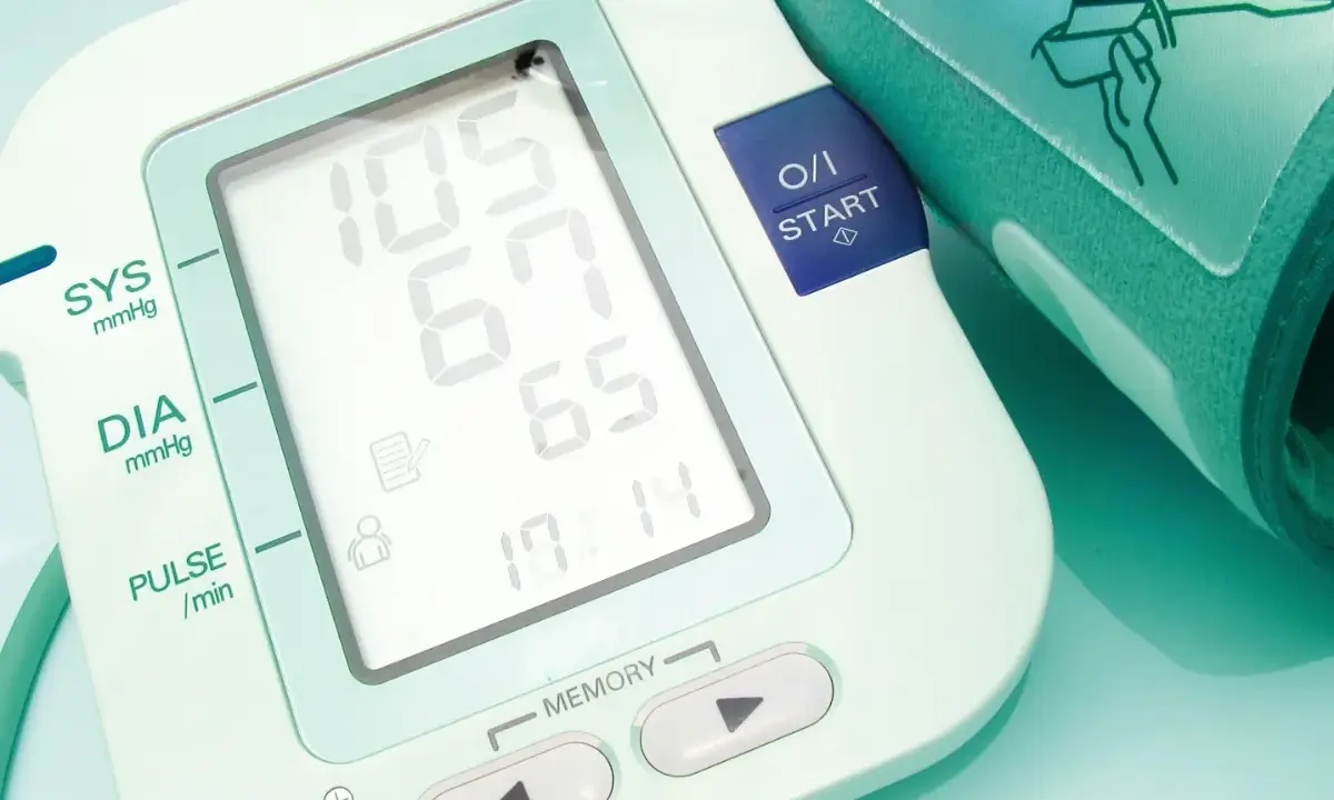 Ciśnieniomierz pokazuje 105/65 mmHg, co oznacza prawidłowe ciśnienie. Monitoruj swoje zdrowie.