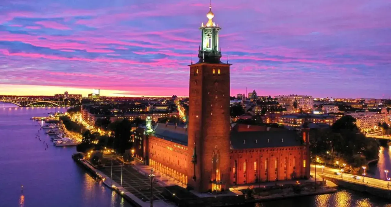 Stockholms kulturnatt firas med en magisk solnedgång över Stadshuset och Riddarfjärden.