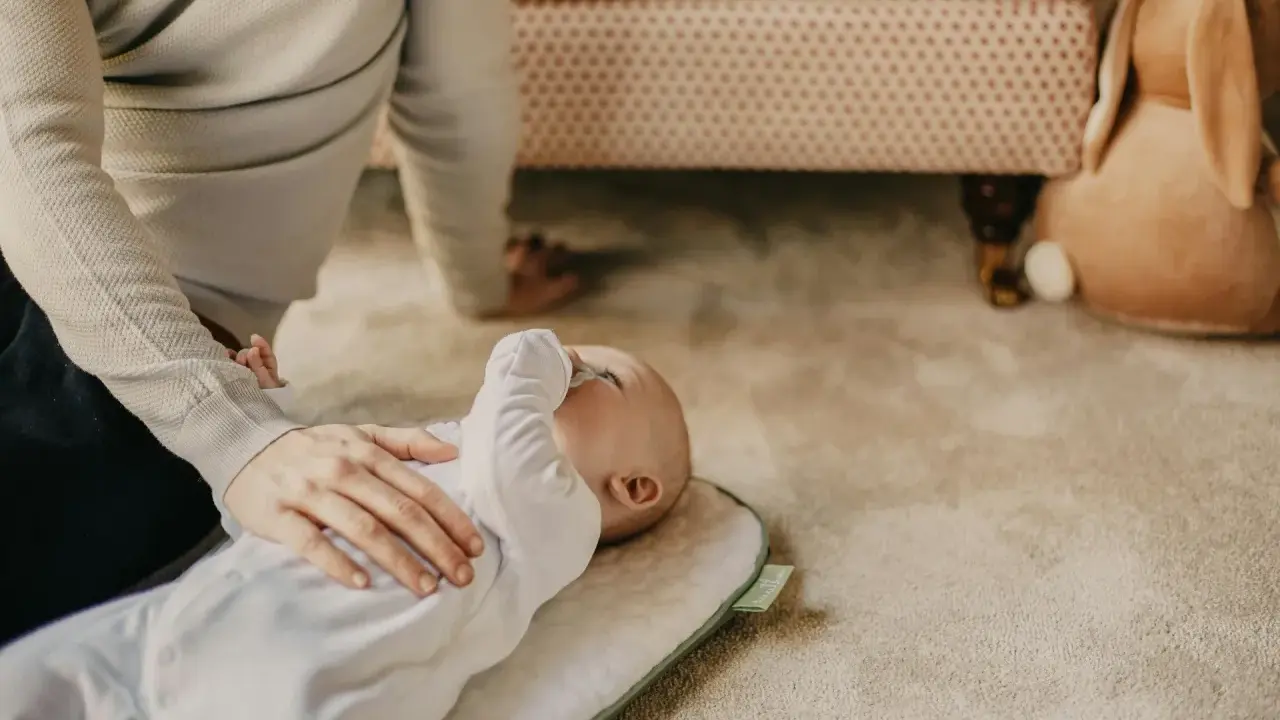 Ein Baby mit verstopfter Nase nachts zu beruhigen, kann schwierig sein. Hier sind Hausmittel, die helfen können.