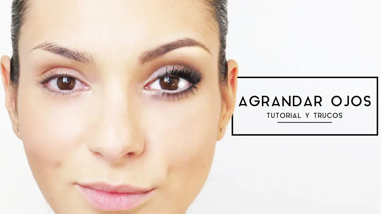 Tutorial de maquillaje para agrandar ojos. Comparativa de un ojo sin maquillar y otro con sombra, delineado y pestañas postizas.
